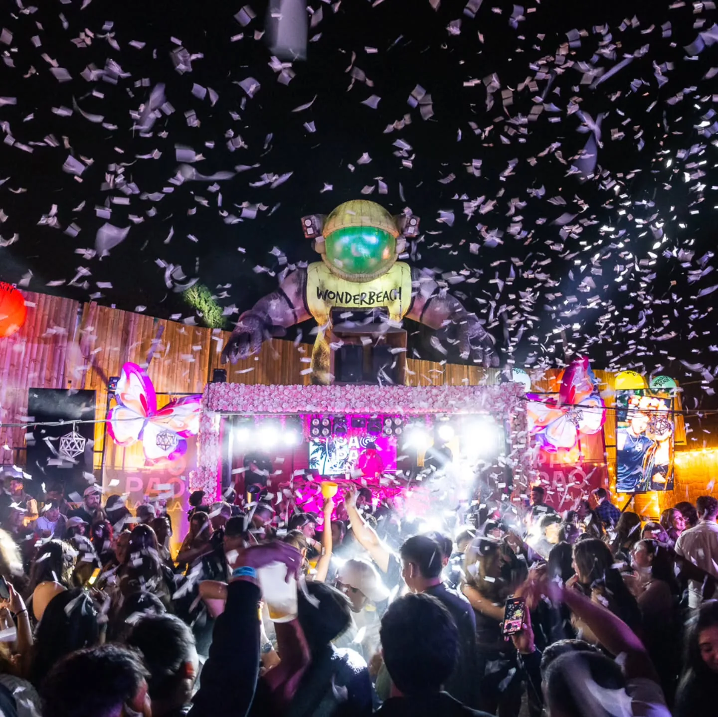 Noche en la pista de Isla Pao Pao: escenario, confeti y el público.